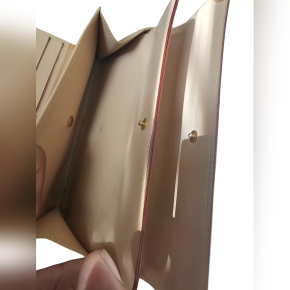 Louis Vuitton - Picture 6 of 7